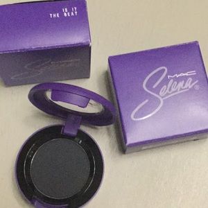 Selena MAC matte eyeshadow